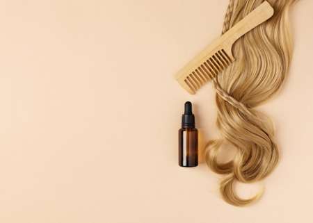 Cheveux, peigne et flacon cosmétique vierge représentant une formation pour créer sa marque capillaire