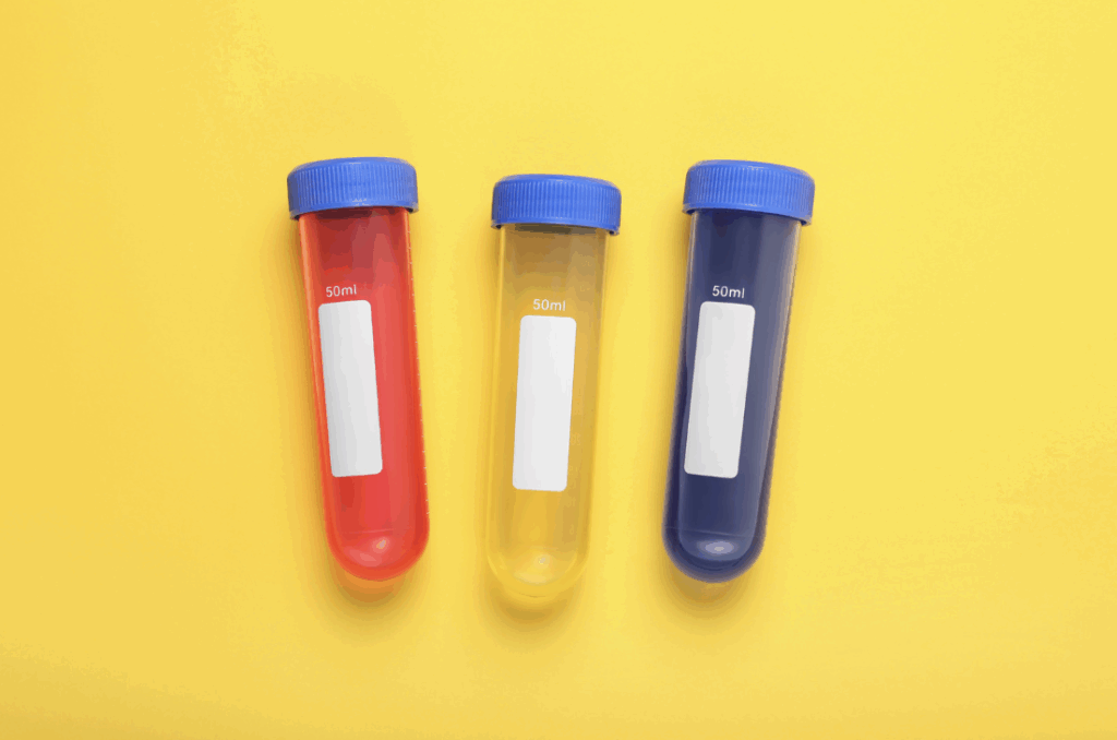 Echantillon de laboratoire illustrant la réglementation et les tests de conformité nécessaires à la vente de produits cosmétiques.