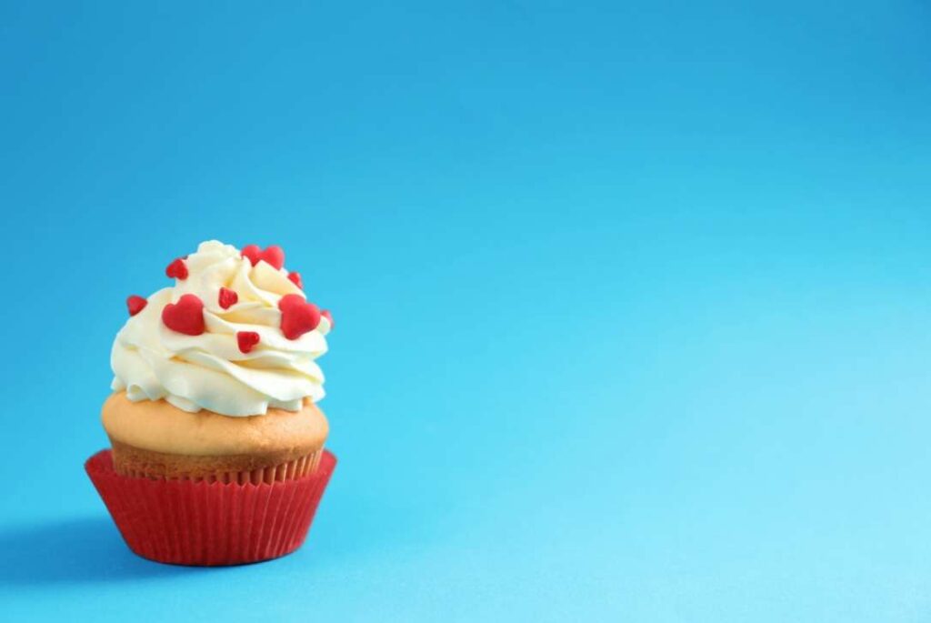 Savon décoratif en forme de cupcake avec glaçage coloré ressemblant à une véritable pâtisserie, produit concerné par la nouvelle réglementation