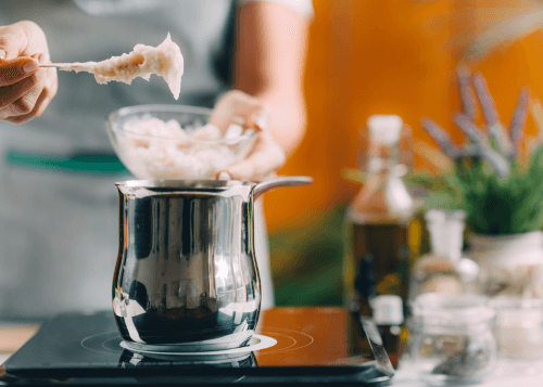 Fabrication artisanale illustrant la réglementation applicable aux savonniers.